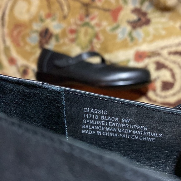 p.w. minor Maryjane. Velcro strap size 9 Wide, black leather. Nice shoe. - Picture 4 of 5